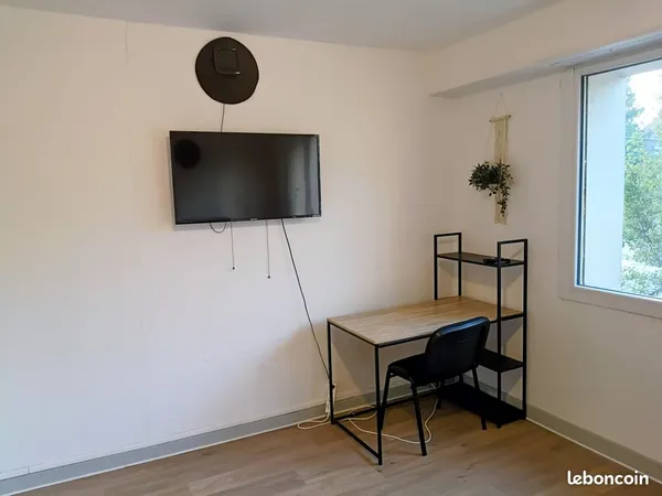 Grande chambre meublée de 18 m² à louer en colocation - tout compris
