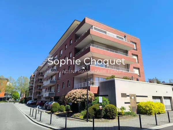 IDÉAL INVESTISSEUR – T2 AVEC TOIT-TERRASSE EXCEPTIONNEL ET PARKING PRIVATIF EN CENTRE-VILLE