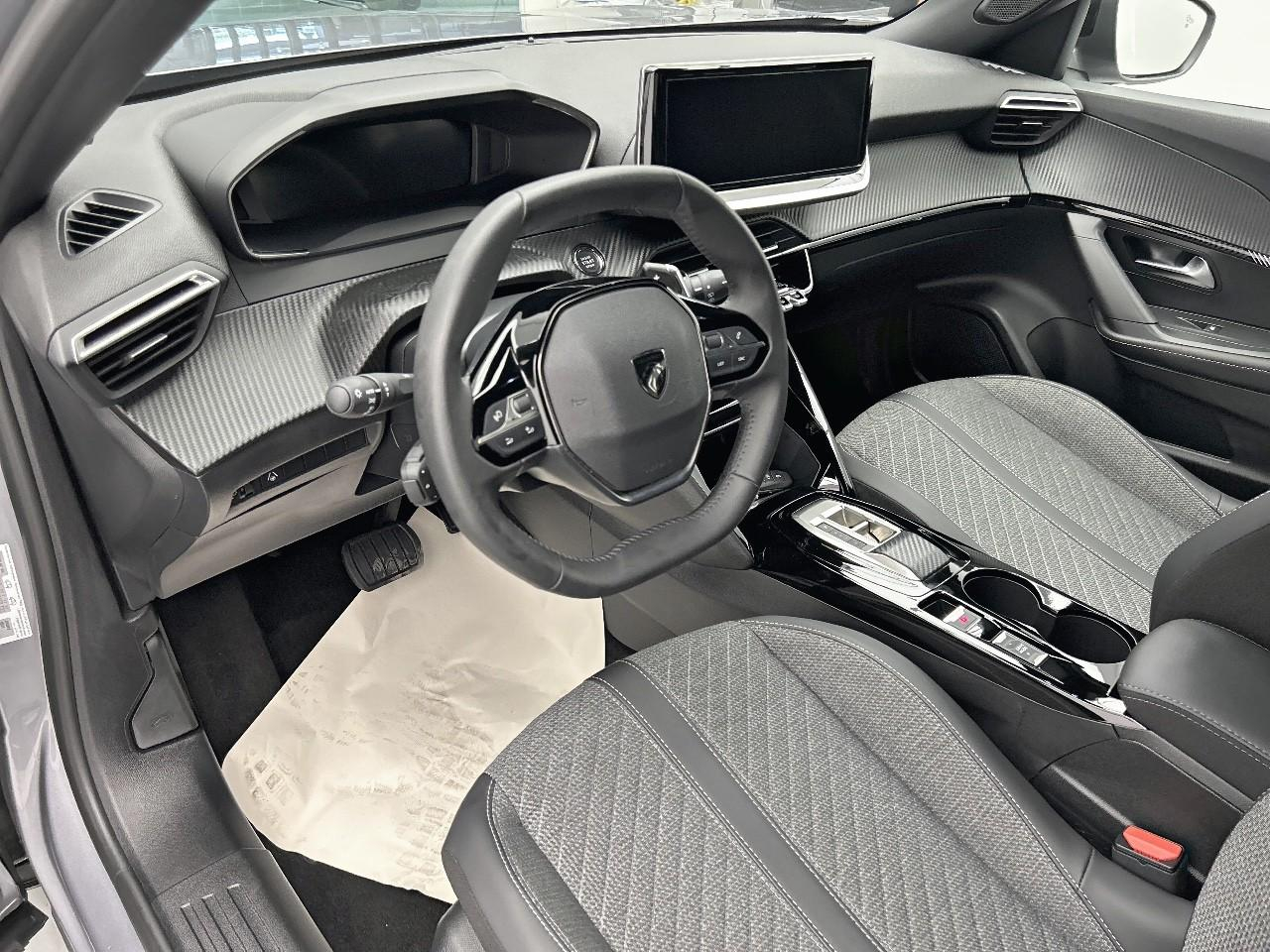 Peugeot 2008 130 s&s eat8 allure — photo 9