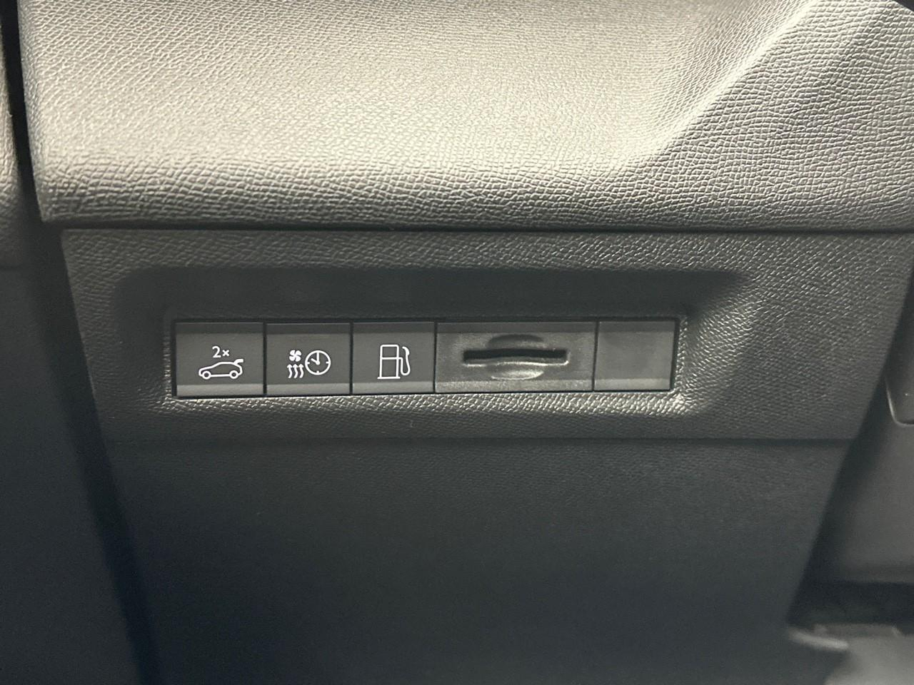 Peugeot 408 phev 225 e-eat8 first edition — photo 16