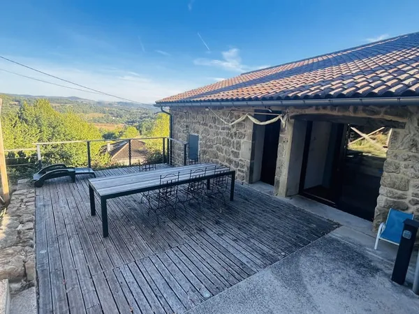 Maison en pierre avec vue dégagée