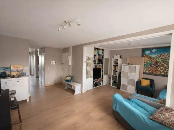 Grand appartement rénové de 5 pièces, cave à Melun