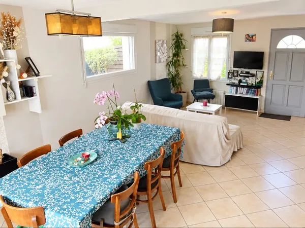 Maison familiale proche commerce