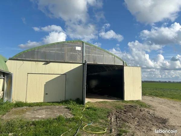 Hangar de 135 m2 sur une parcelle de 232 m2, entièrement clôturé avec portail