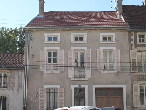 maison de centre ville avec une petite cour