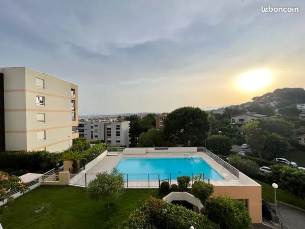 T2 meublé 56 m² avec terrasse, garage et piscine - Saint-Laurent-du-Var