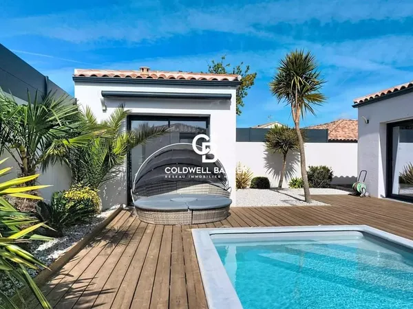 Maison contemporaine 2022 de plain-pied à Talmont-Saint-Hilaire avec 3 chambres, dépendances et pisc
