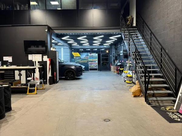 Local commercial 286 m² récent (2021) — Axe passant Orvault / Sautron