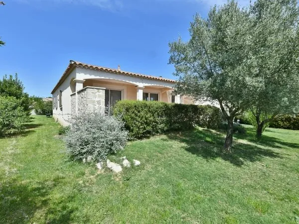 Villa lumineuse avec jardin arboré et piscine hors sol à 5 minutes d' Uzès