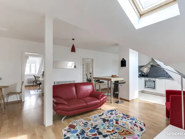 F4 nu, sans meubles mais avec cuisine équipée, grand salon,centre-ville de Mulhouse, tram et bus à p