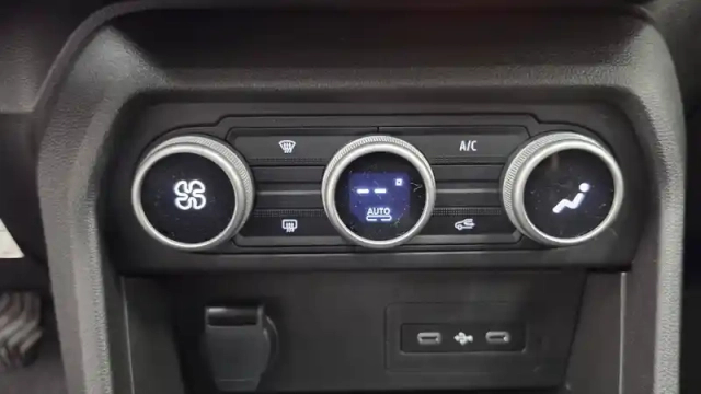 Dacia Sandero sce 65 — photo 34