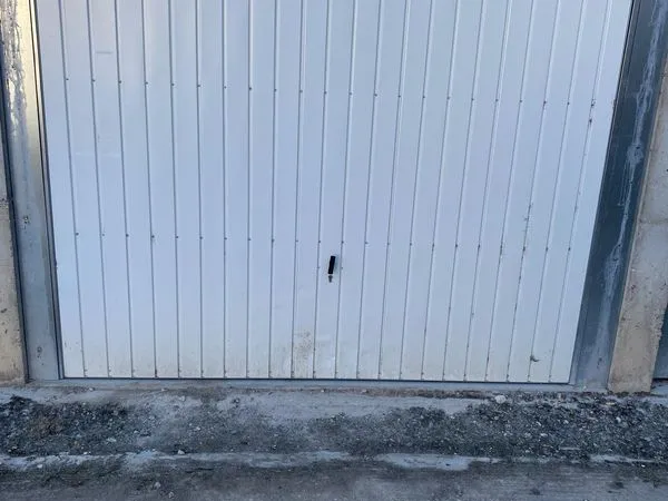Box fermé 16 m² sécurisé - Centre-ville Auxerre - 60 /mois