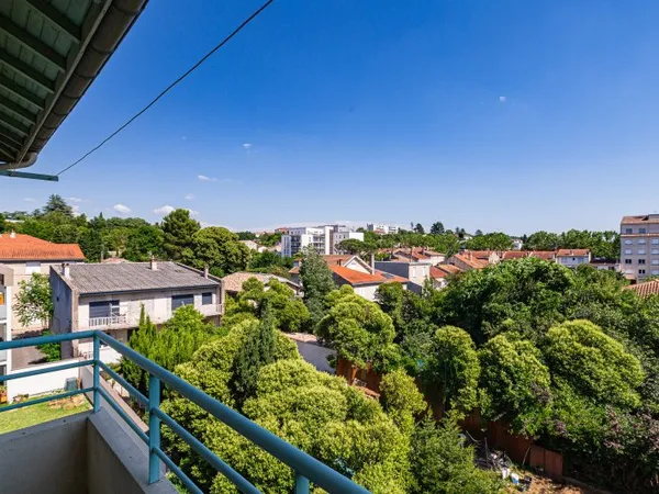 Appartement T4 dernier étage avec 2 balcons et cave 26000 V