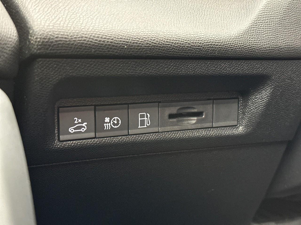 Peugeot 408 phev 180 e-eat8 gt — photo 17