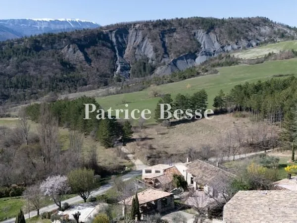 En hauteur de la vallée du Jabron, à 10 min de Sisteron, un hameau des 17e et 18e s. Transformé en l
