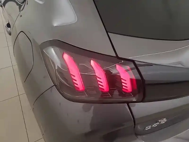 Peugeot 208 puretech 100 s&amp;s eat8 — photo 12
