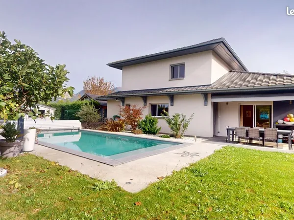 Maison de 6 pièces de 140 m² avec piscine chauffée
