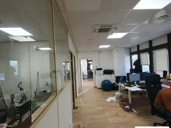 Bureau 101 m²