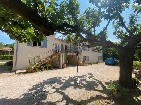 Maison de campagne avec grand terrain à côté centre-village