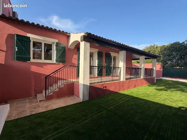 Rare à la location, maison T5 de 117 m2, entièrement remise à neuf, climatisée, calme. Proche de tou