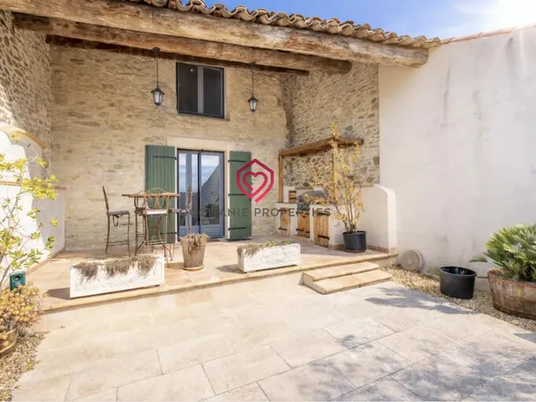 Maison en pierres rénovée avec terrasse