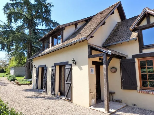 Maison et dépendance sur un terrain clos et arborées avec une piscine