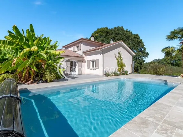 Maison contemporaine avec piscine -165 m2 - 6 chambres.