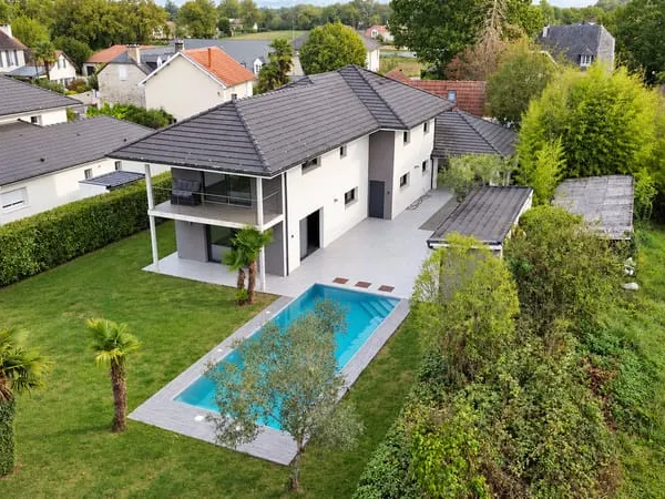VILLA CONTEMPORAINE D'EXCEPTION DE 240 M² AVEC PISCINE CHAUFFÉE