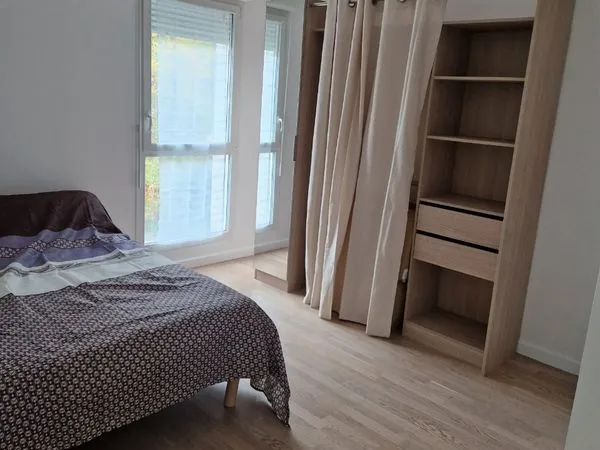 Chambre meublée en colocation