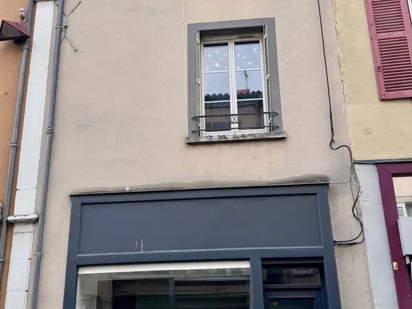 Découvrez cet immeuble avec commerce et habitation au coeur de Brioude.