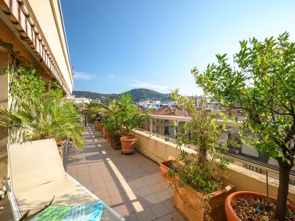 Nice Le Port - 3 Pièces avant dernier étage - Terrasse 60m²