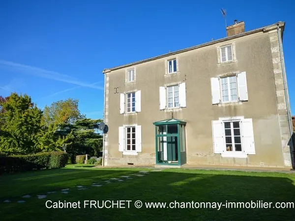 LA CHATAIGNERAIE - Centre ville - Bel ensemble immobilier