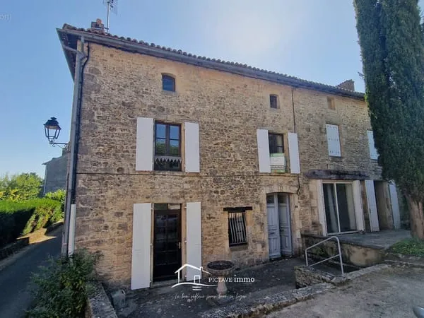 Investissement à Lusignan Immeuble composé de 4 logements avec garage et stationnement