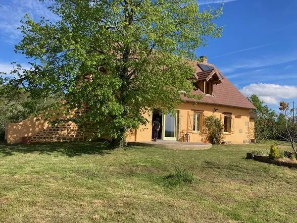 Propriété au calme, avec très belle vue et nombreuses dépendances