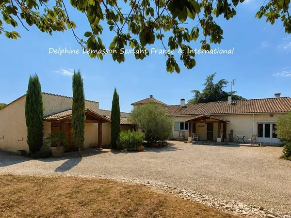 Maison de charme avec piscine et jardin arboré