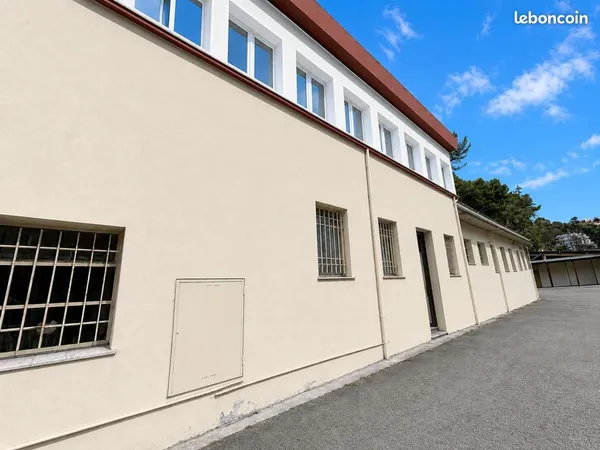 Local industriel 350 m²