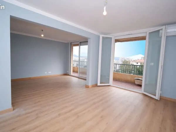 Bel F4 de 89 m² rénové, traversant, parking privé, cave, proche centre-ville, secteur Castel Vecchio