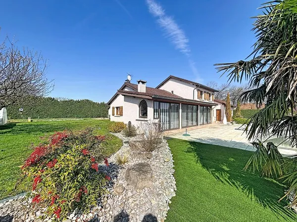 Maison familiale de 133 m² avec piscine pool house, atelier sur terrain arboré de 2 220 m² double ga