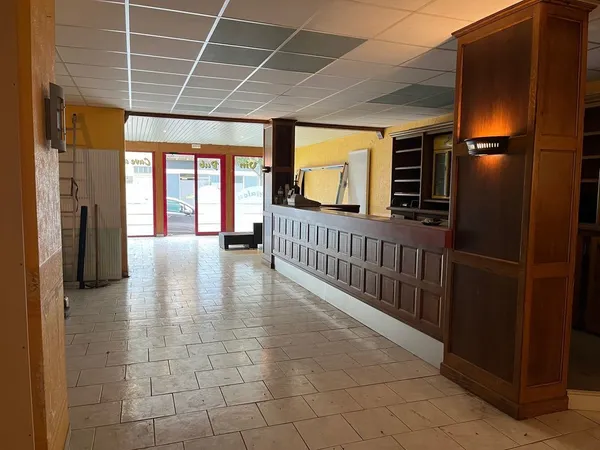 Imm centre-ville/ Bar/restau 180 m²/ plus 2 appts de 80 m²