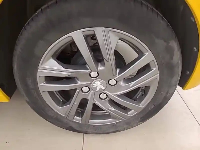 Peugeot 208 puretech 75 s&amp;s bvm5 — photo 13