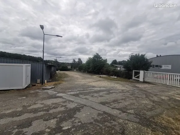 Hangar de stockage 400M2 + terrain