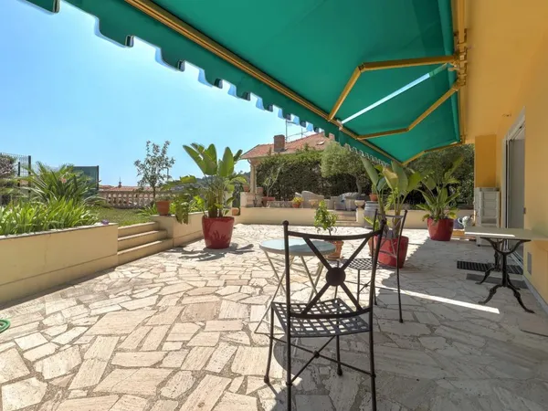 VILLEFRANCHE-SUR-MER | Appartement-villa de 107 m² avec plus de 300 m² de jardin