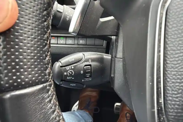 Peugeot 3008 hybrid4 300 e-eat8 — photo 50