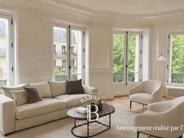Paris 8 - Franklin Roosevelt - Appartement rénové en duplex aux derniers étages - balcons - 3 chambr