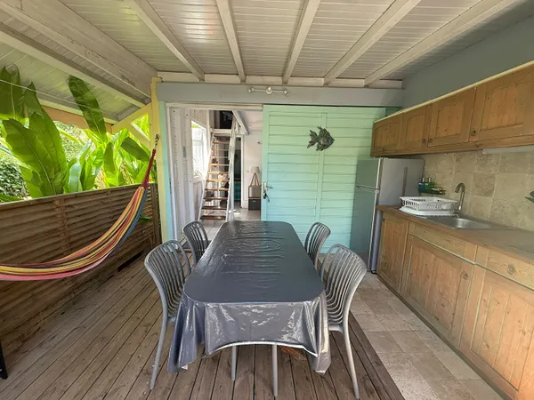 La plage à pied, le calme absolu : bungalow meublé à Sainte-Anne