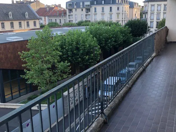 Grand appartement lumineux avec garage, proche centre ville