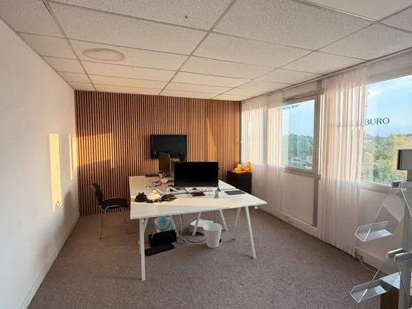 Local professionnel / bureau — Mérignac (33700) — places de parking incluses