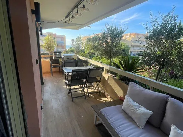 2 pieces 28m2 apercu + mer 100m + 18m2 balcon+ parking