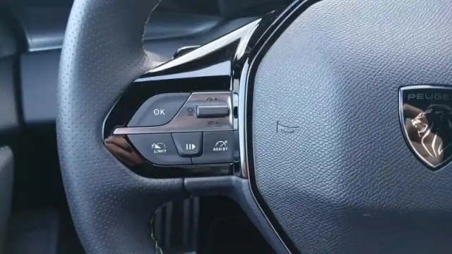 Peugeot 408 hybrid 145 e-dcs6 — photo 118