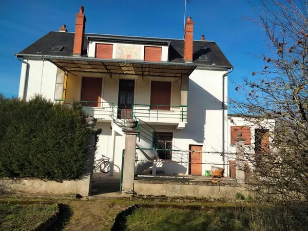 Grande maison familiale avec nombreuses dépendances